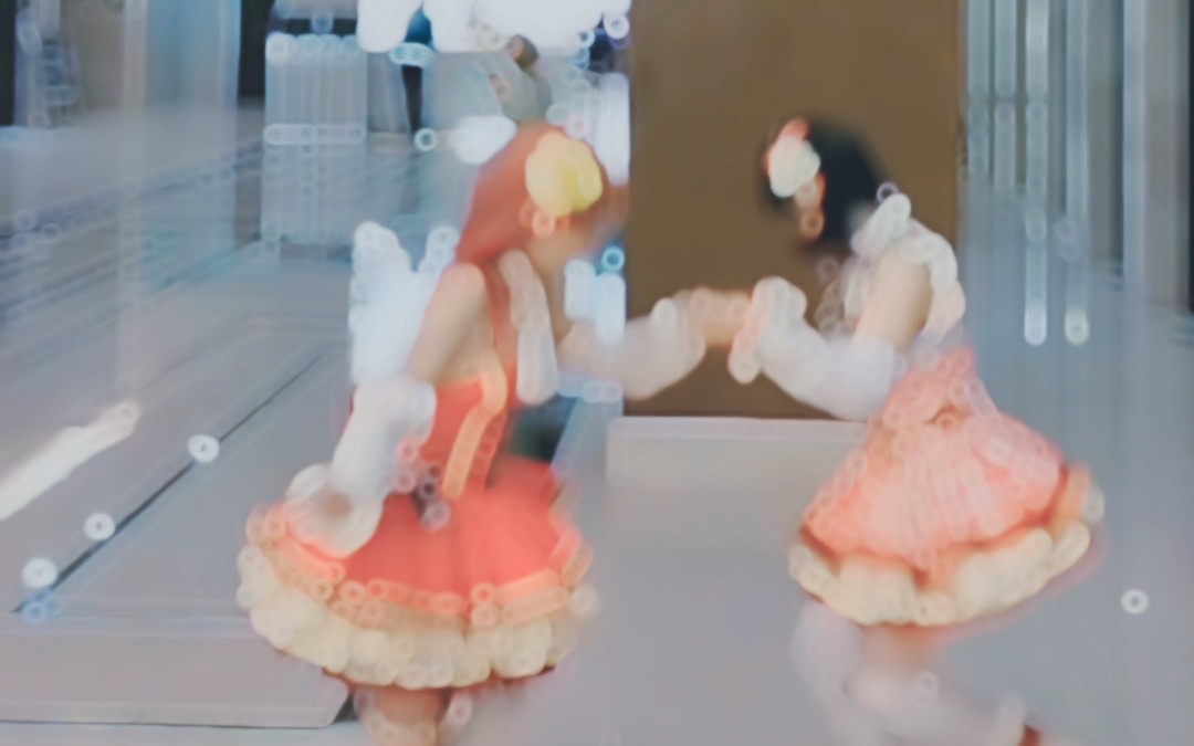 【姬妮】“Maki”“嗯？”“一起跳华尔兹吧。”