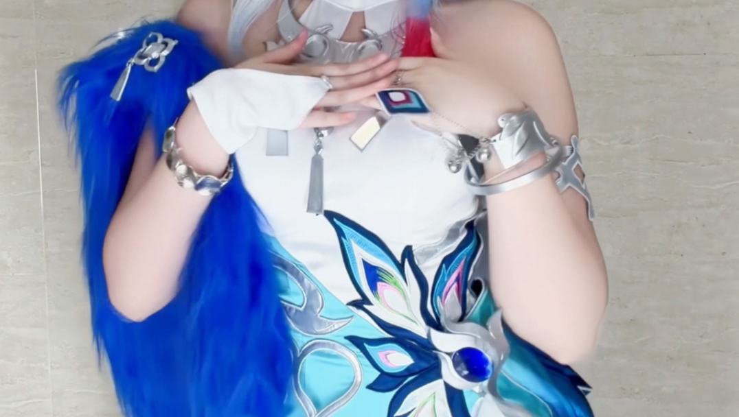 爻老板不仅会摇一摇，还会扭一扭