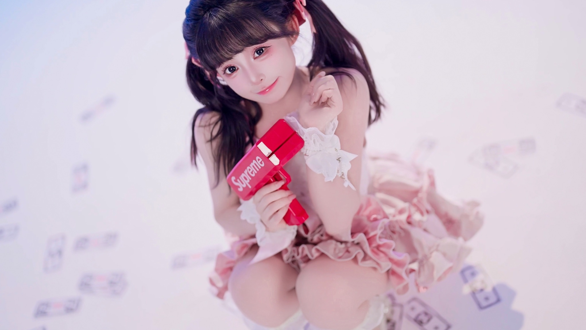 “她好像个小手办！”