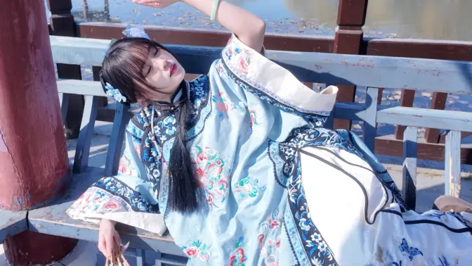 初见她漫步溪桥下 她轻摘一朵桃花❀ 【九九】相思遥