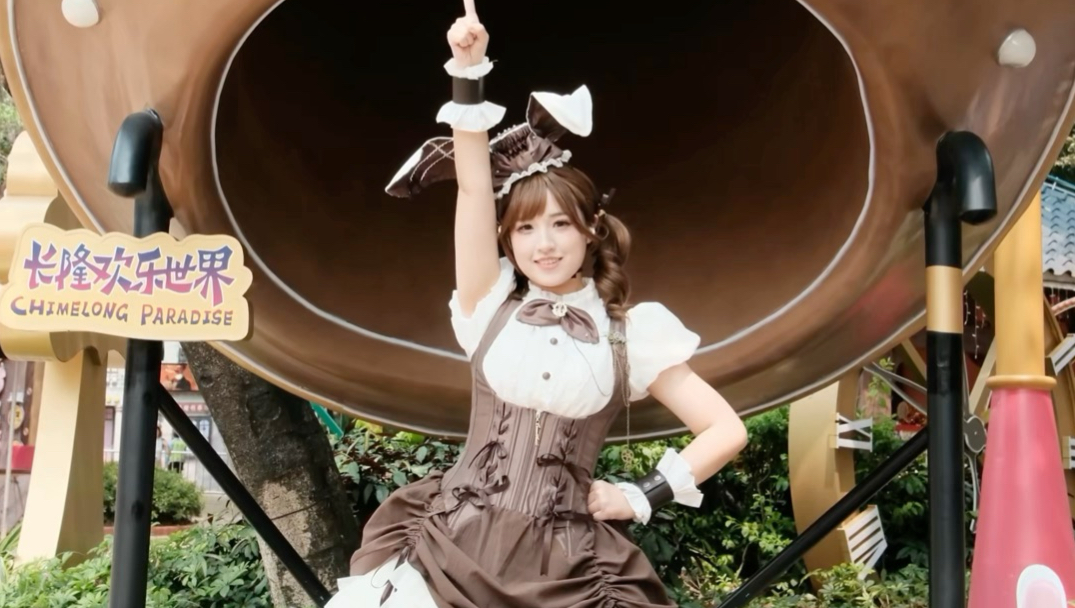 诶，帽子里掉出一只兔子🐰！？