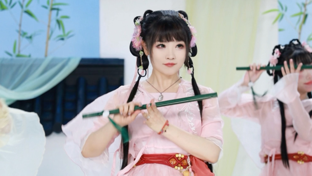有笛声漫过春夜，唤落花陪我来舞剑