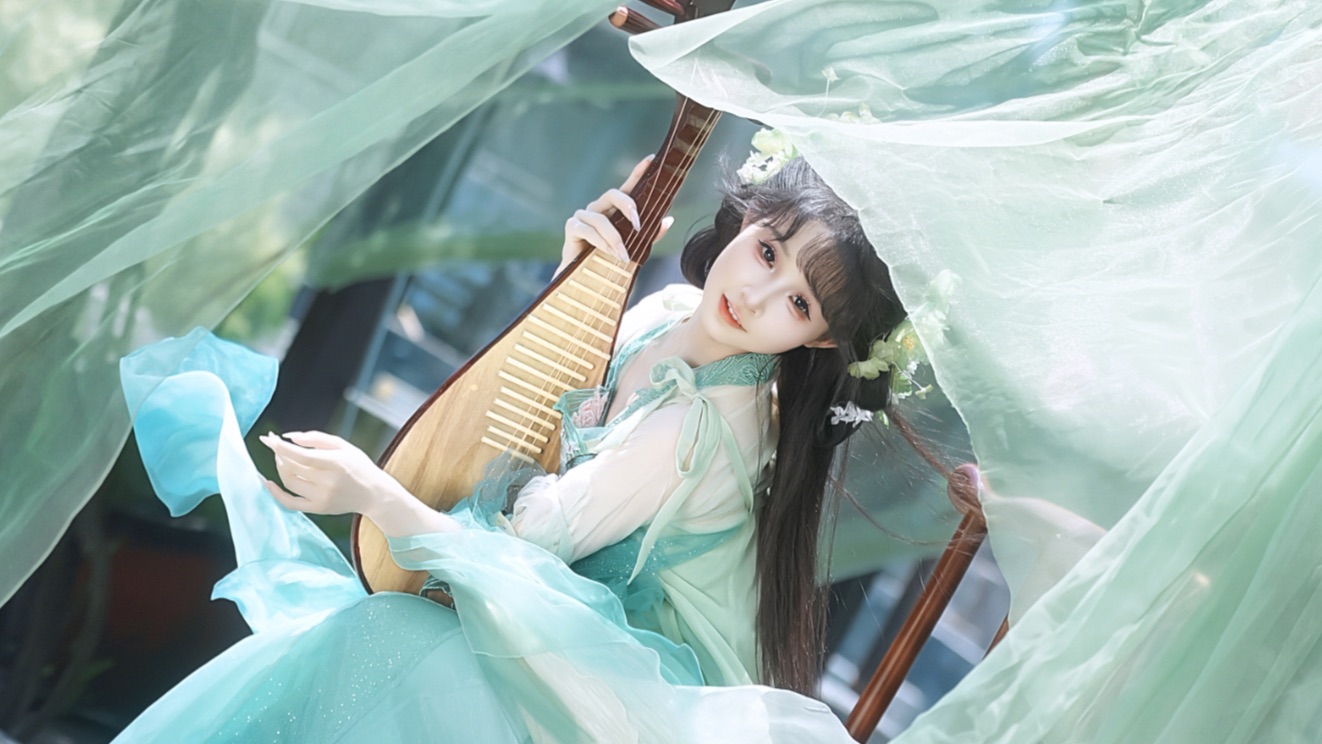 “听闻这琵琶女 柔情似水...”