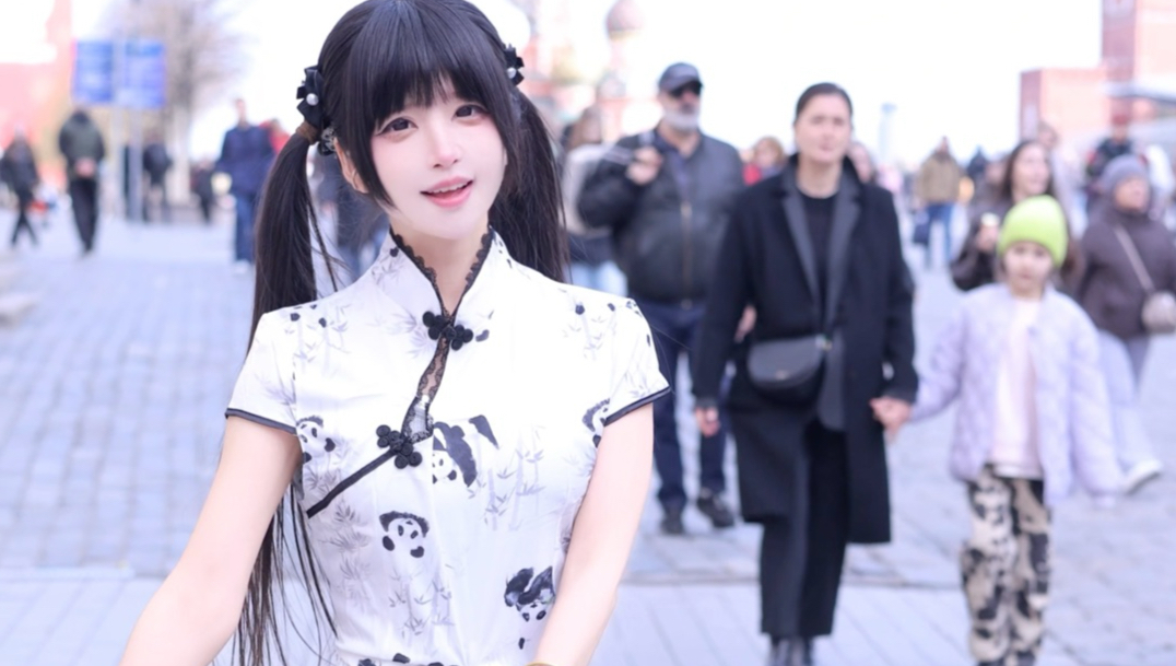 她怎么随地在红场 拖地板哇！><