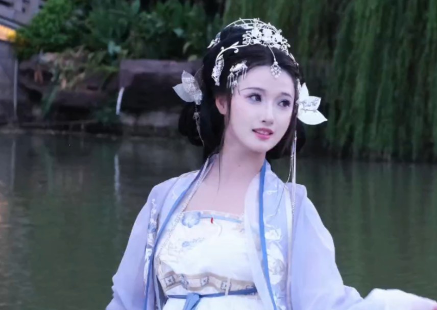 岁华空冉冉，心曲且悠悠
