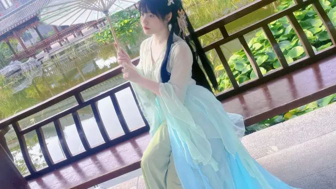 小女子学了几阕清歌 折了几支春色 轻声合