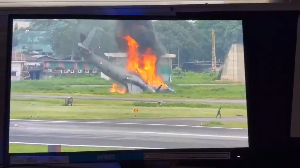 印度空军An-32在降落时坠毁-事故的完整视频记录